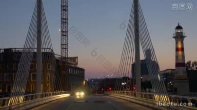 <strong>深夜</strong>驶过城市大桥的汽车的标志被冲走了