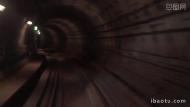 列车在黑暗而阴郁的地下隧道中向前移动，从车厢到轨道