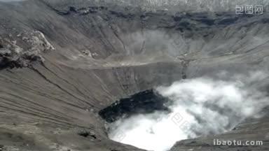 布罗默火山活火山内部的景色