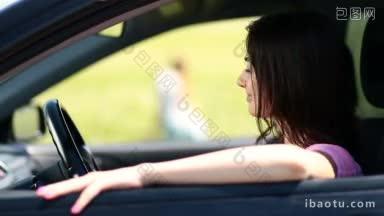 侧视图迷人的女司机坐在司机的<strong>座位</strong>上与打开的窗户背景美丽的长发金发是