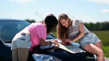快乐的年轻女子把车停在乡村公路的路边，拿着地图讨论着她们的公路<strong>旅行路线</strong>