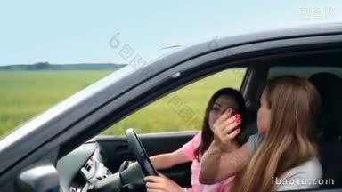 两个漂亮的女孩在乡间公路上停下车，年轻的金发女郎用<strong>胳膊</strong>指着