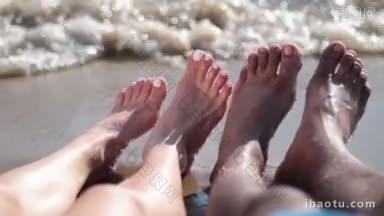 在阳光明媚的夏日，一对恋人的脚躺在海滩的水边，享受休息