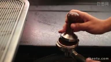 咖啡师使用捣碎机将咖啡粉压入滤包，妇女使用专业工具准备咖啡