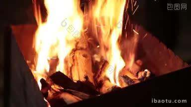 俯视图的美丽燃烧火焰在烧烤准备木炭烧烤在<strong>晚上</strong>在营地