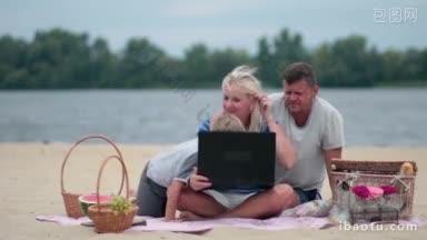 暑假期间，一家人在海滩上用笔记本电脑和爷爷奶奶<strong>聊天</strong>，快乐的一家三口<strong>聊天</strong>发<strong>短信</strong>