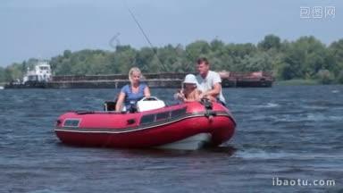 一家人在暑假钓鱼从充气橡皮艇与马达在河小男孩钓鱼用竿卷轴