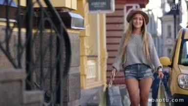 优雅的女人提着购物袋微笑着走在街上