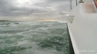 在南非海岸，摩托艇进入波涛汹涌的大海