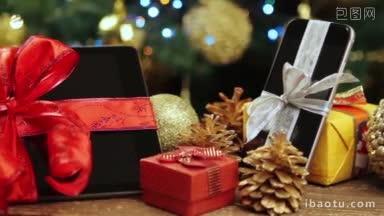平板电脑，智能手机和智能手表与礼物和装饰品在<strong>圣诞树</strong>前与灯在木桌