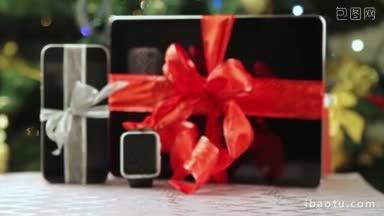 平板电脑、智能<strong>手机</strong>和智能手表作为礼物放在带灯的圣诞树前