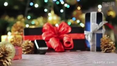 平板电脑、智能手机和智能手表作为礼物放在带灯的圣诞树前