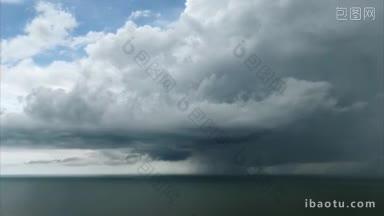 巴拿马太平洋上空有云和暴雨，<strong>天气</strong>恶劣，天空多云