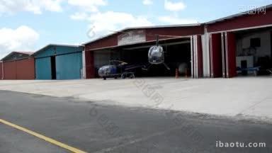 一架直升机在巴拿马基地降落