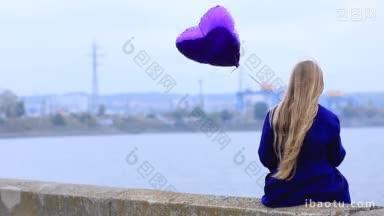 有风的阴天，伤心的女孩独自坐在河堤的栏杆上，抱着紫罗兰的心