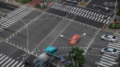 在韩国首尔繁忙的十字路口，汽车和摩托车交通的<strong>时间</strong>间隔高角度<strong>拍摄</strong>