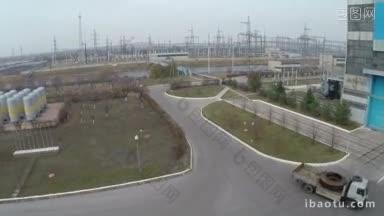 秋季江边电站靠近高压塔的工业区景观