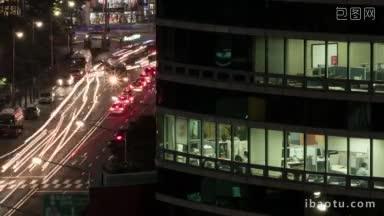 夜晚<strong>汽车</strong>交通与现代办公商务中心的时间间隔镜头在前景的人在办公室工作可以
