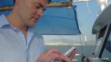 在阳光明媚的夏日里，一名年轻男子在船上用智能手机打字