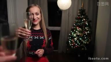 在庆祝<strong>平安夜的</strong>时候，微笑<strong>的</strong>女人站在装饰好<strong>的</strong>客厅里，拿着香槟和圣诞树