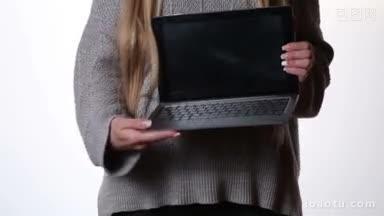 手持笔记本变压器的妇女将笔记本电脑分为数字触摸屏平板电脑和笔记本电脑
