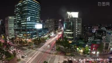 时间推移高角度拍摄的夜晚大都市首尔在韩国照亮了建筑物和繁忙的城市<strong>高速公路</strong>