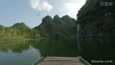 时间间隔拍摄的河船旅游在石灰岩山脉在庄an景观综合体越南