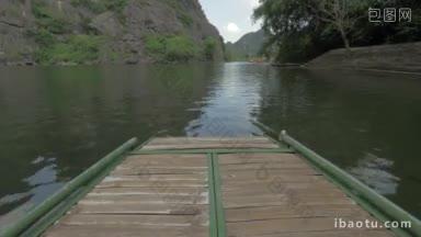 从沿河漂浮的木筏上看江山森林和公园