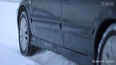 <strong>汽车被困</strong>在雪地里，前轮在冬天轮胎打滑，雪从下面溅起