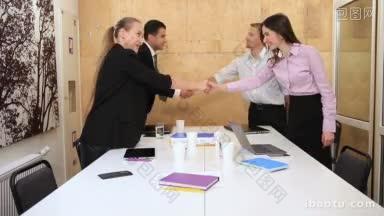 商务伙伴在<strong>谈判</strong>室内开会，商务同事在开始讨论前互相握手和微笑问候