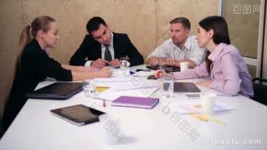 一群公司的人在办公室开商务<strong>会议</strong>，老板坐在中间，年轻快乐的主管