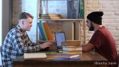 在大学图书馆，两名男学生拿着笔记本电脑和书坐在桌子旁，研究着快乐的青少年