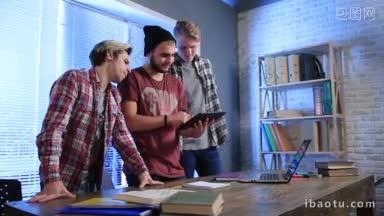 一群年轻的男学生一起在<strong>图书馆</strong>学习电子平板电脑潮人自由职业者站在<strong>桌子</strong>和