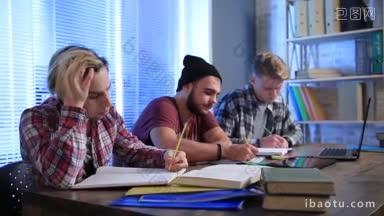一群年轻的<strong>青少年</strong>坐在教室里，用钢笔和铅笔在笔记本上做笔记，学生一起<strong>学习</strong>