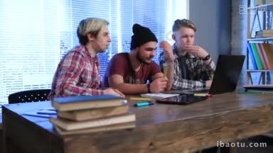 三个快乐的年轻学生在家里用<strong>笔记本</strong>电脑查看考试结果，忧心忡忡的青少年在电脑上查看考试结果