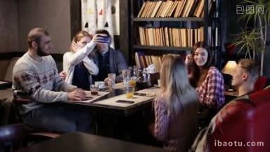 一群微笑的潮人朋友一起享受大学毕业后在垃圾风格的咖啡馆的美好时光，并与每个人<strong>交流</strong>