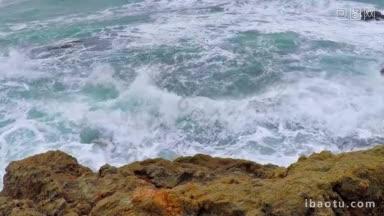 西班牙小镇帕拉莫斯海岸上的巨浪