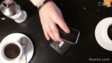 人们的手在咖啡馆肮脏的桌子上堆手机堆手机在乡村的桌子和