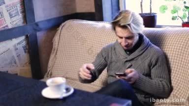 英俊的<strong>少年</strong>与智能手机通过互联网与他心爱的女友在城市咖啡馆喝浓缩咖啡