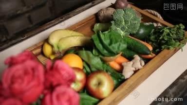 顶视图新鲜的<strong>水果</strong>和蔬菜在木制托盘上的厨房桌子近距离选择重点红色的花束