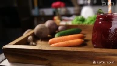 梅森罐新鲜排毒甜菜根奶昔蔬菜成分木托盘在乡村<strong>厨房</strong>背景特写健康蔬菜