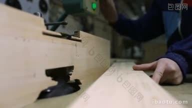 特写木匠的手切割木板的桌子锯锯末飞熟练的工匠工作与圆锯和切割