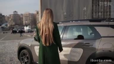 后视图时髦的女司机长金发穿着翠绿色的外套打开车门和上车
