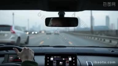 从内到外的视图女司机驾驶她的汽车在城市的<strong>桥梁</strong>在高峰时间