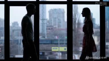 浪漫的情侣在爱的剪影拥抱与温柔的宽窗户在城市景观背景慢<strong>动作</strong>