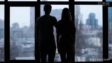背影的轮廓，两个恋人看着窗外若有所思的慢动作