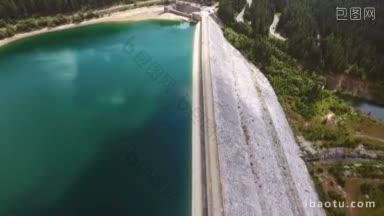 航拍的bolboci湖大坝一个奇妙的旅行接近sinaia的最高海拔之一