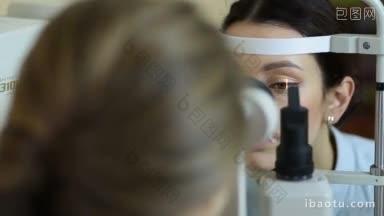 细心的验光师在眼科门诊裂隙灯下检查女病人近景背影