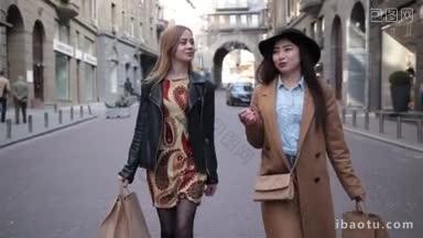 两个迷人的多种族女友带着<strong>购物袋</strong>，走在鹅卵石街道后，美好的一天购物惊人的年轻亚洲女子