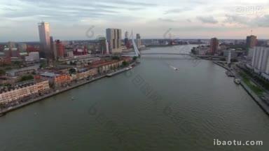 荷兰鹿特丹河两岸的空中全景图，伊拉斯谟大桥在其上